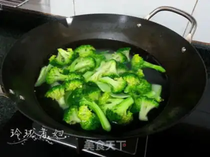 Make Garlic fried broccoli step 3