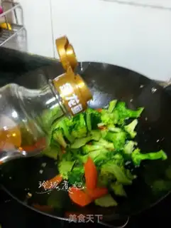 Make Garlic fried broccoli step 5