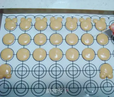 Make Bear lollipop macaron step 9