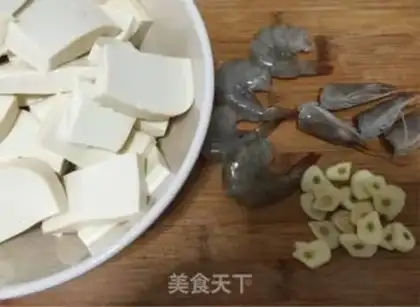 Make Shrimp tofu soup step 1