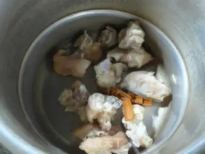 Make Roach burns pig hoofs step 1