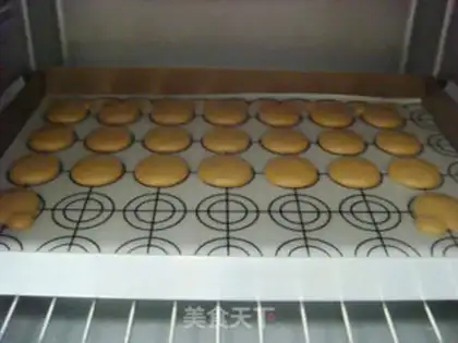 Make Bear lollipop macaron step 10