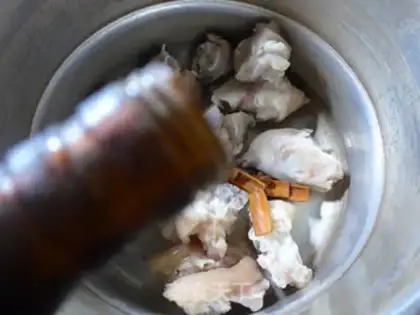 Make Roach burns pig hoofs step 2
