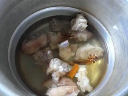 Make Roach burns pig hoofs step 3