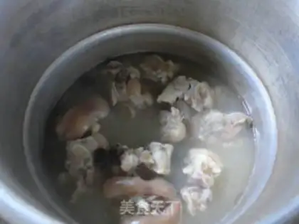 Make Roach burns pig hoofs step 5
