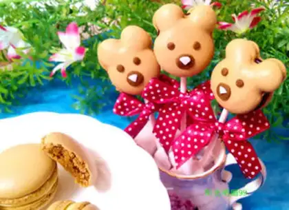 Make Bear lollipop macaron step 17