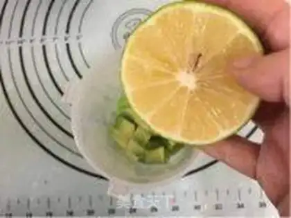 Make Cream-fruit sushi step 6