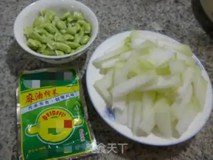Make Squeeze the cabbage and cook the melon step 0