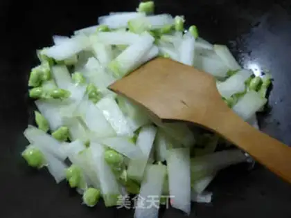 Make Squeeze the cabbage and cook the melon step 1