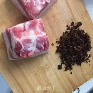 Make Plum-crunched meat step 0
