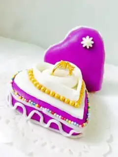 Make Roll the candy cake ring box step 18