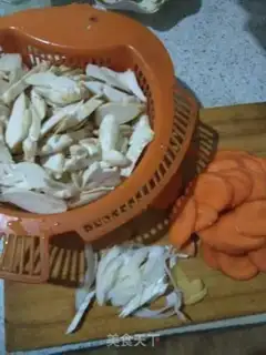 Make The apricot mushrooms are fried carrots step 0