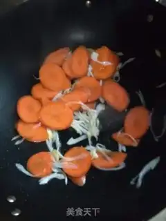 Make The apricot mushrooms are fried carrots step 1