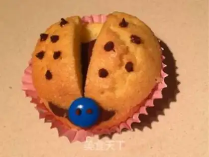 Make Ladybug cupcakes step 9