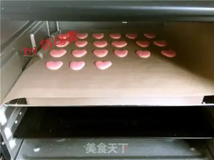 Make Heart-shaped macaron step 12