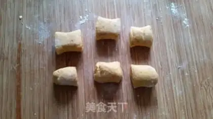 Make Pumpkin rose buns step 3