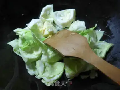Make Tomato eggs and cabbage step 4