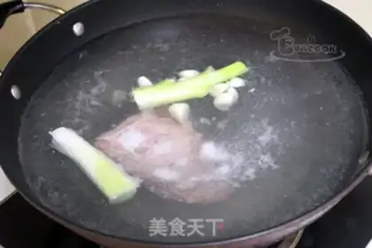 Make Korean beef soup step 1