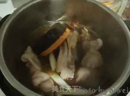 Make Roasted pig hoof step 4
