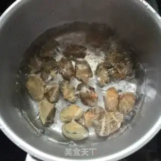 Make Flower clams steam eggs step 1