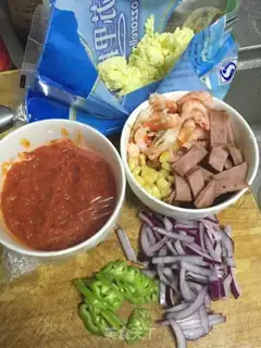 Make Shrimp ham pizza step 2