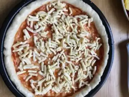 Make Pineapple ham pizza step 5