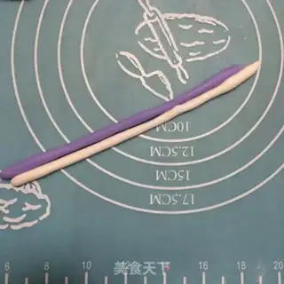 Make Snow dolls flipping candy cakes step 18