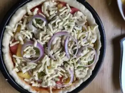 Make Pineapple ham pizza step 7