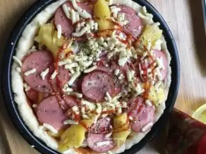 Make Pineapple ham pizza step 9