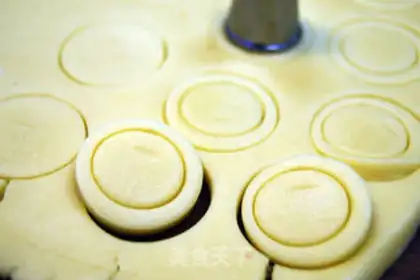 Make Button crackers step 6