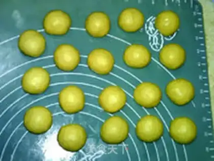 Make Gold pumpkin roll step 7