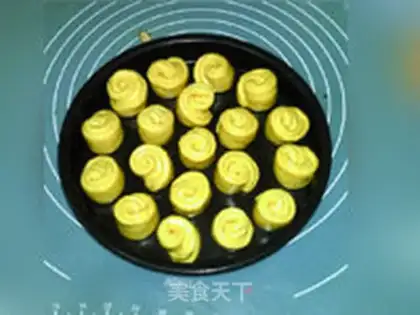 Make Gold pumpkin roll step 12