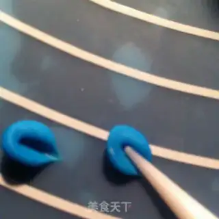 Make The smurf rolls the sugar cake step 17