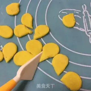 Make The candy rose cake step 1