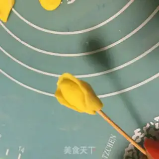 Make The candy rose cake step 4