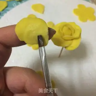 Make The candy rose cake step 5
