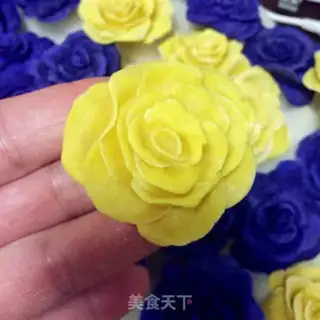 Make The candy rose cake step 7