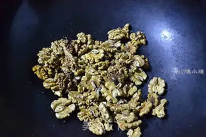 Make Amber walnuts step 1
