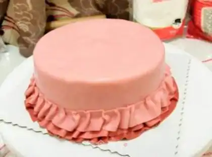 Make Kitty rolls the sugar cake step 3