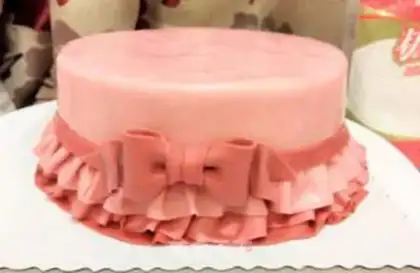Make Kitty rolls the sugar cake step 4