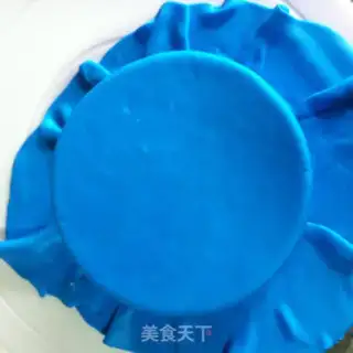 Make Frozen candy cake step 5