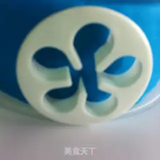 Make Frozen candy cake step 7