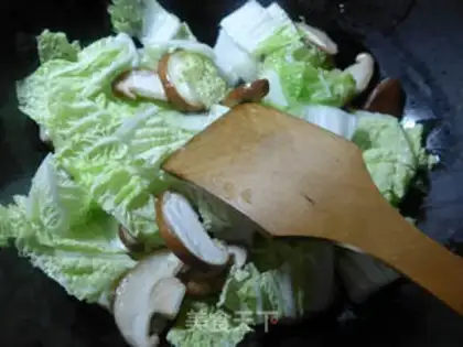 Make Fry mushroom cabbage and shrimp step 1