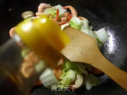 Make Fry mushroom cabbage and shrimp step 4