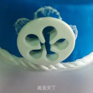 Make Frozen candy cake step 12