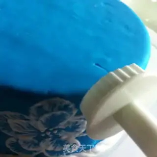Make Frozen candy cake step 16
