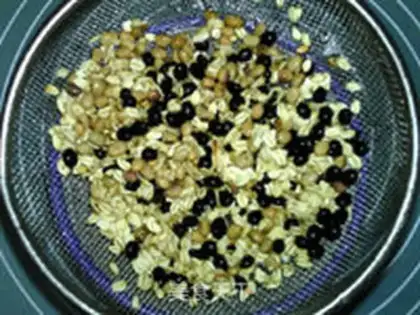 Make oatmeal apple black soy sauce step 1