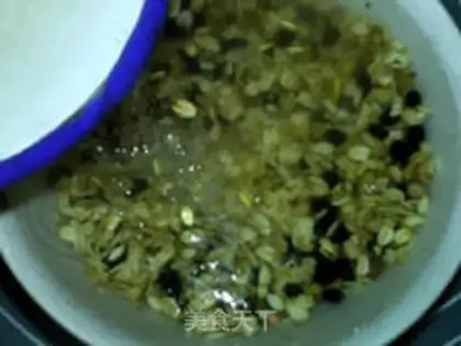 Make oatmeal apple black soy sauce step 2