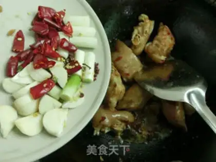 Make Potato burning pig feet is common practice step 1