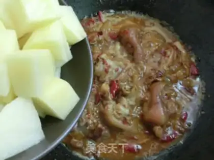 Make Potato burning pig feet is common practice step 2
